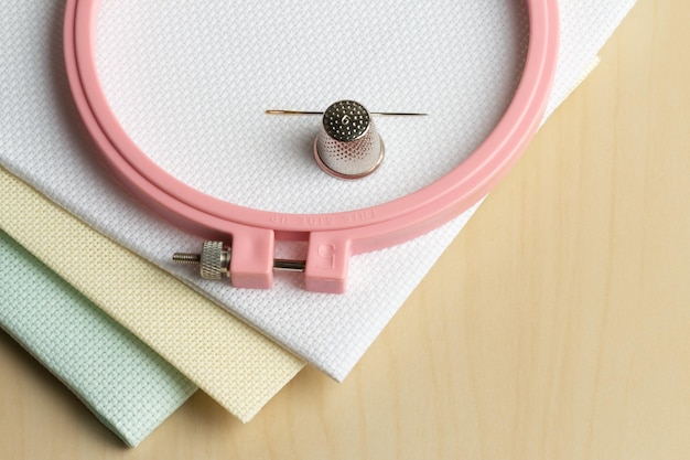 Kadr z haftem ręcznym na pastelowej tkaninie